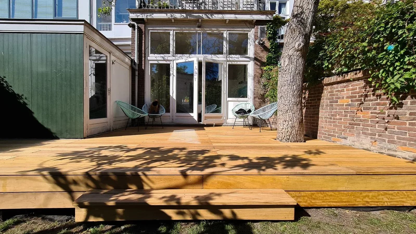 Door Hovenier Eykelenboom aangelegd hardhouten terras in een Haagse stadstuin