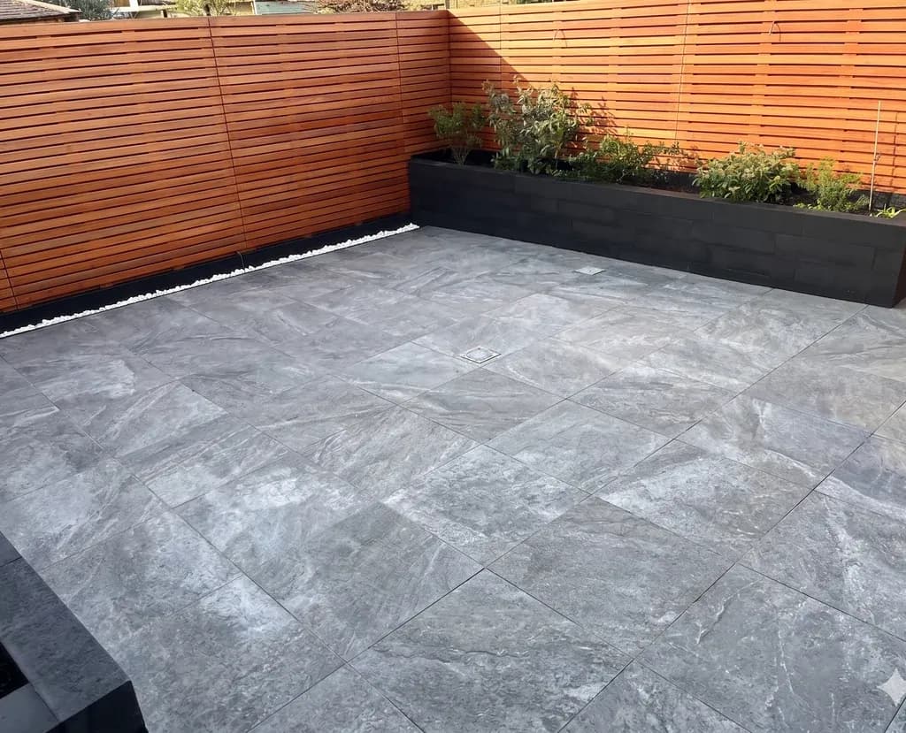 Kaal terrein omgevormd tot complete aangelegde tuin in Den Haag